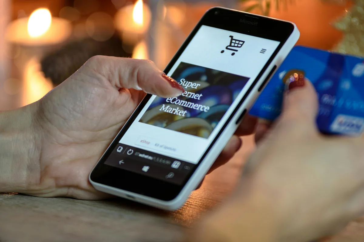 Consultation d’une boutique en ligne sur téléphone.