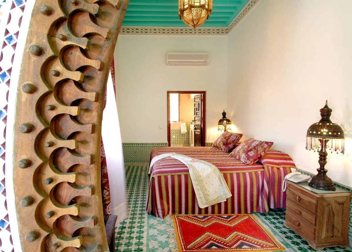 Chambre de riad à la décoration marocaine.